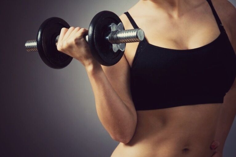 Bularrak handitzeko dumbbellekin ariketak egitea