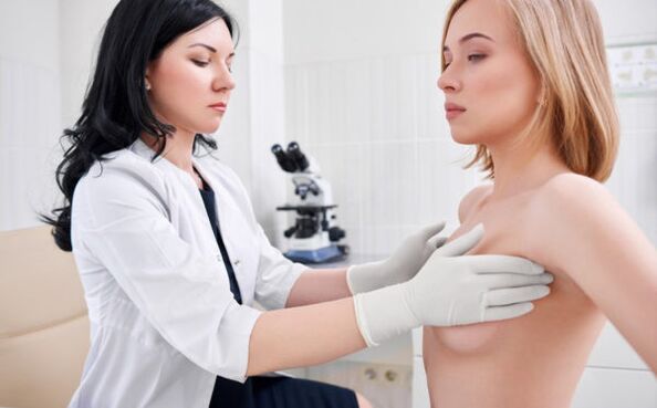 mediku batek bularra handitzeko kirurgia baino lehen azterketa